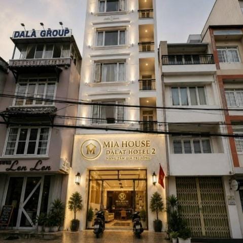 Property building, Facade/entrance, Day
