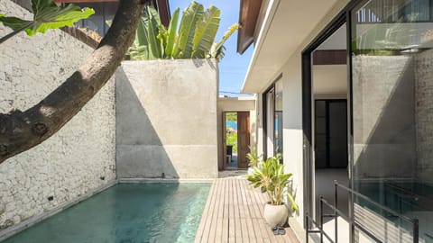 Property building, Day, Pool view, Swimming pool, Swimming pool