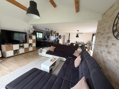 Communal lounge/ TV room, TV and multimedia, Kitchen or kitchenette, Living room, Seating area