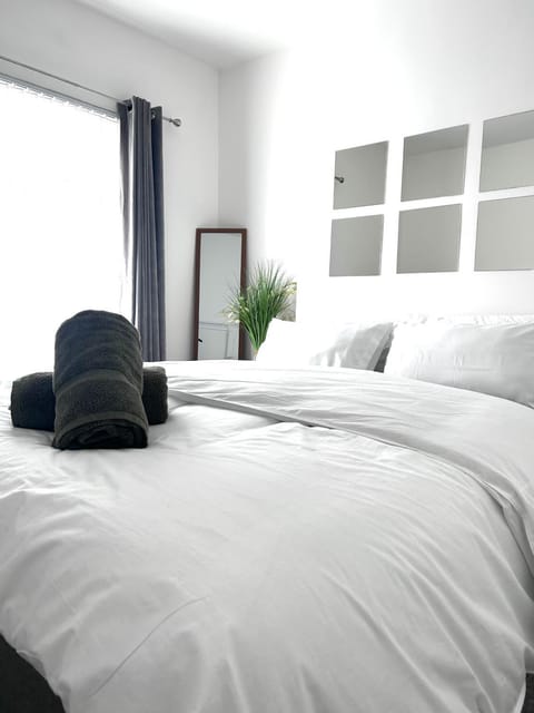 Bed, Photo of the whole room, towels