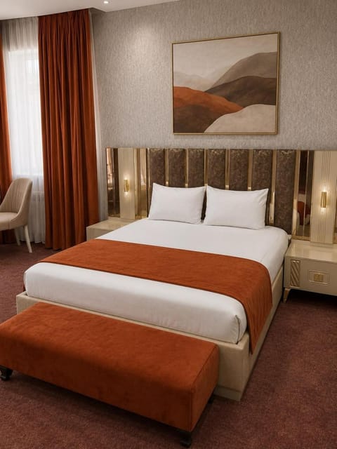 Bed, Living room, Photo of the whole room, Seating area, Bedroom