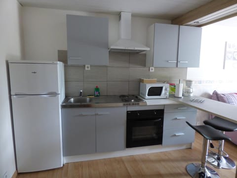 Kitchen or kitchenette, oven, pet friendly, stove, toaster