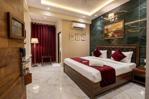 Bed, Photo of the whole room, Bedroom, towels, air conditioner