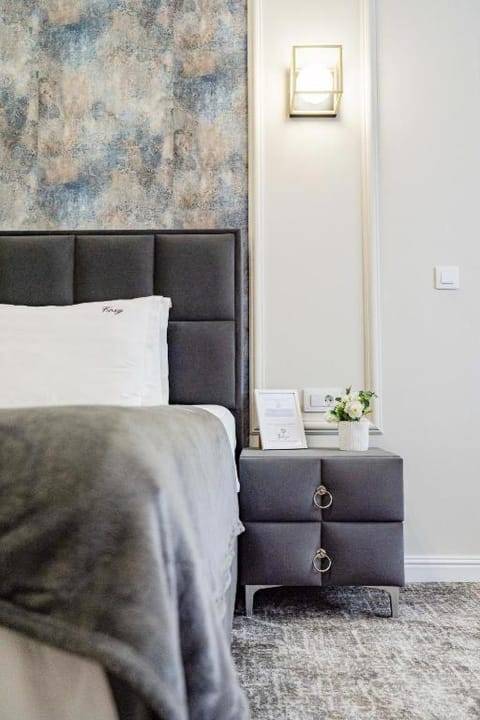 Bed, Living room, Photo of the whole room, Seating area, Bedroom