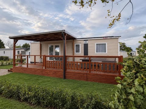 Property building, Day, Garden, Garden view