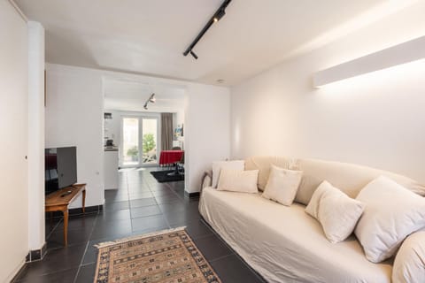 Bed, Seating area