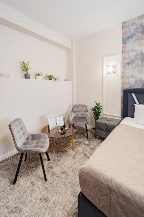 Bed, Living room, Photo of the whole room, Seating area, Bedroom