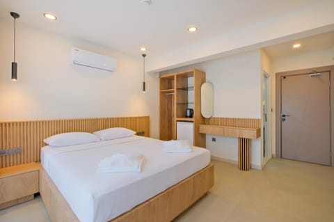 Bed, Bedroom, towels, air conditioner