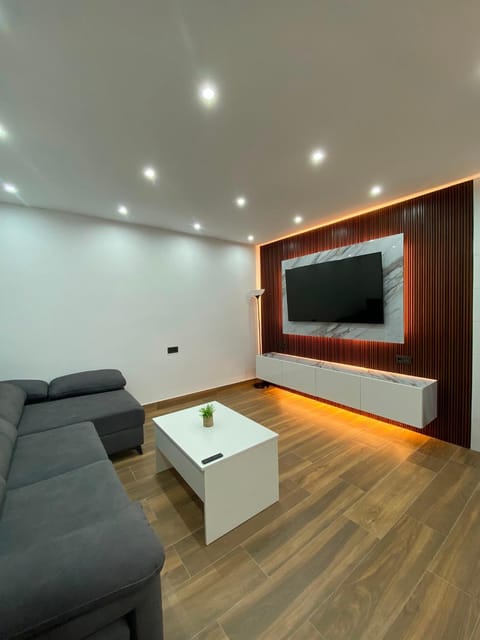 Communal lounge/ TV room, TV and multimedia, Living room, Seating area, Evening entertainment
