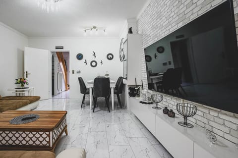 Communal lounge/ TV room, TV and multimedia, Living room, Seating area, Dining area, Evening entertainment