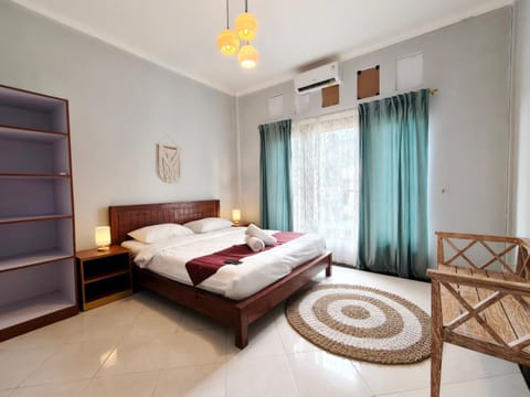 Bed, Photo of the whole room, Seating area, Bedroom, towels, air conditioner