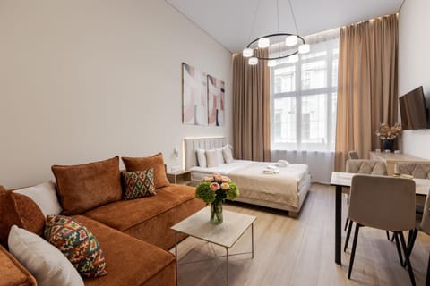 Bed, TV and multimedia, Photo of the whole room, Seating area, Bedroom