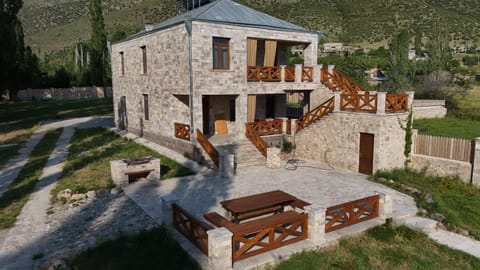 Property building, Patio, Spring, Day, Natural landscape, Garden, Garden view