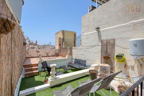 Patio, Day, BBQ facilities, View (from property/room), Balcony/Terrace, Living room, Seating area, Dining area