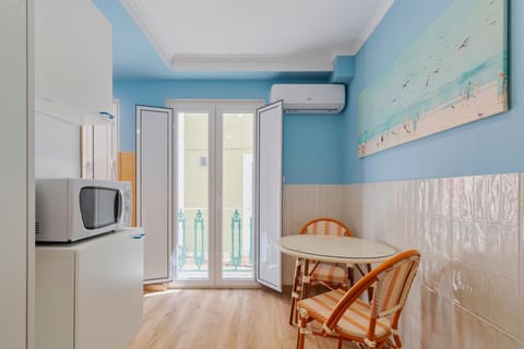 Kitchen or kitchenette, Dining area, microwave, air conditioner