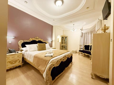 Communal lounge/ TV room, Bed, TV and multimedia, Living room, Photo of the whole room, Seating area, Evening entertainment, Bedroom, wardrobe