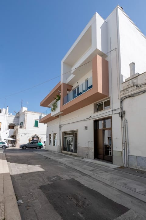 Property building, Facade/entrance, Location