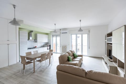 TV and multimedia, Kitchen or kitchenette, Seating area, Dining area