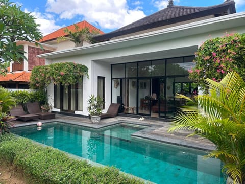 Property building, Garden view, Pool view, Swimming pool, sunbed