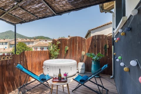Patio, Natural landscape, View (from property/room), Balcony/Terrace, Dining area, Mountain view, sunbed
