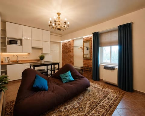 Kitchen or kitchenette, Living room, Seating area, Dining area, oven, stove