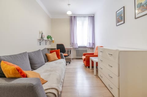 Bed, Living room, Photo of the whole room, Seating area