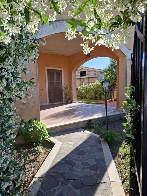 Property building, Day, Garden, Garden view