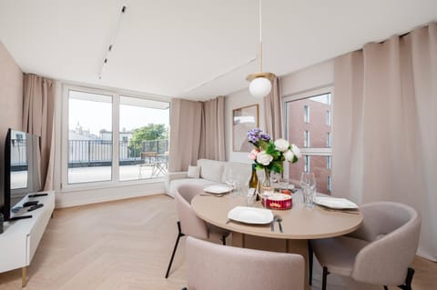 TV and multimedia, Living room, Seating area, Dining area