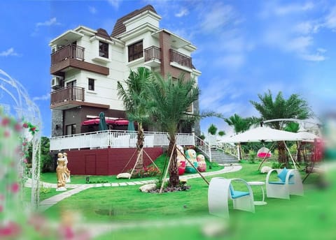 Property building, Facade/entrance, Natural landscape, Garden, Garden view