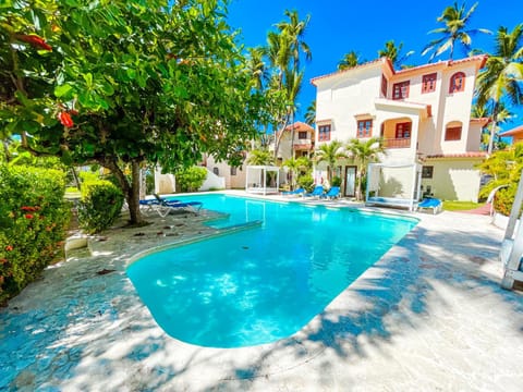 Property building, Garden view, Swimming pool, Swimming pool, sunbed