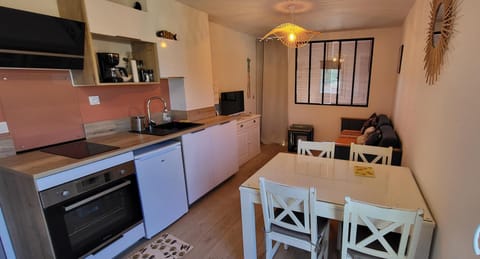 Kitchen or kitchenette, Living room, Dining area, oven
