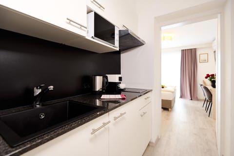 Kitchen or kitchenette, minibar, stove