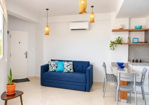 Communal lounge/ TV room, Living room, Seating area, Dining area, air conditioner