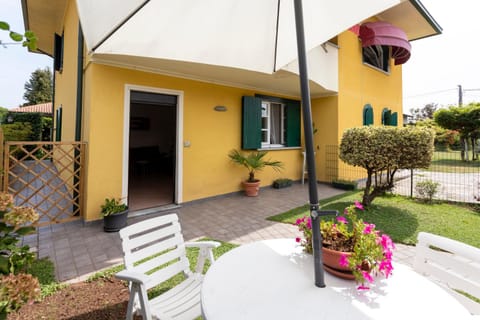 Property building, Day, Garden, Garden, Garden view