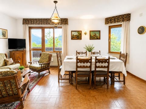 TV and multimedia, Living room, Seating area, Dining area, Evening entertainment