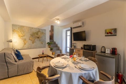 TV and multimedia, Coffee/tea facilities, Kitchen or kitchenette, Living room, Dining area, air conditioner