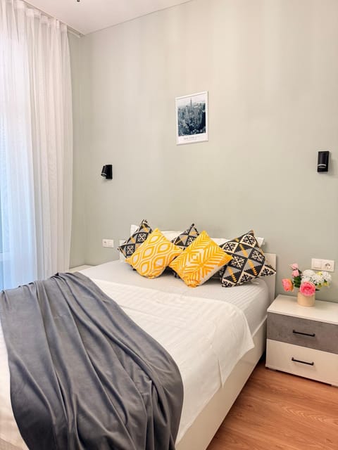 Bed, TV and multimedia, Bedroom