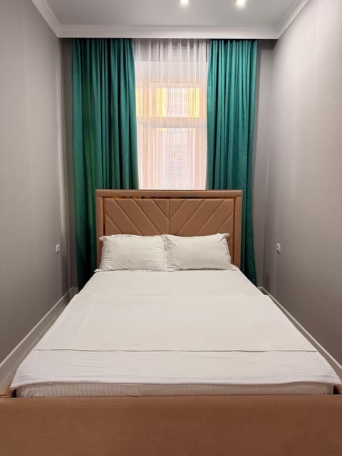 Property building, Facade/entrance, Bed, Photo of the whole room, Bedroom, Location, flat iron, hair dryier