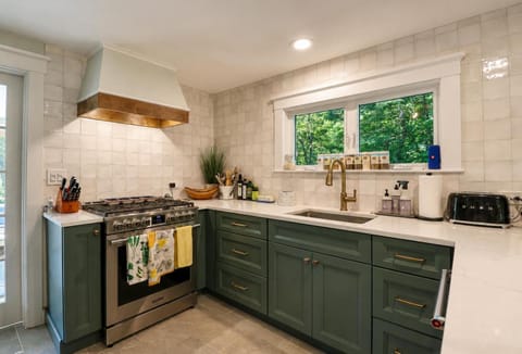 Kitchen or kitchenette, dishwasher, stove