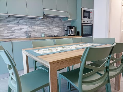 Coffee/tea facilities, Kitchen or kitchenette, Dining area, stove