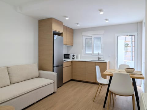 Kitchen or kitchenette, Living room, Seating area, Dining area