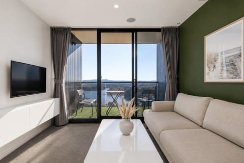 TV and multimedia, Living room, Seating area, Evening entertainment