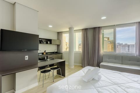 Bed, TV and multimedia, Kitchen or kitchenette, City view