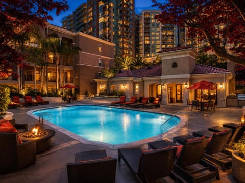 Property building, Hot Tub, Pool view, Swimming pool, Swimming pool