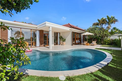 Property building, Patio, Day, Garden, Garden view, Pool view, Swimming pool, Swimming pool, sunbed