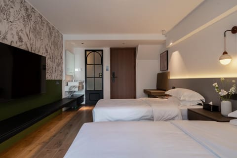 Bed, TV and multimedia, Photo of the whole room, Bedroom