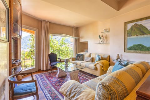Natural landscape, TV and multimedia, Living room