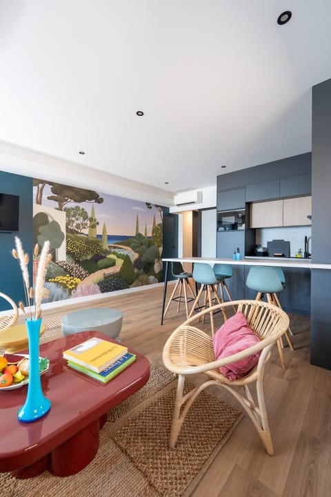 Kitchen or kitchenette, Living room, Seating area, Dining area