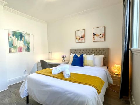 Bed, Photo of the whole room, Decorative detail, Bedroom