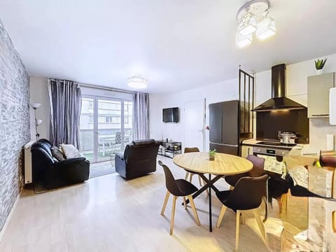 Communal lounge/ TV room, Kitchen or kitchenette, Living room, Dining area, oven